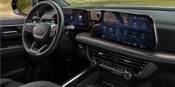 2025 타호의 1열 디스플레이. 17.7인치 다이아고날 센터 터치스크린 디스플레이가 탑재됐다. / 사진=쉐보레