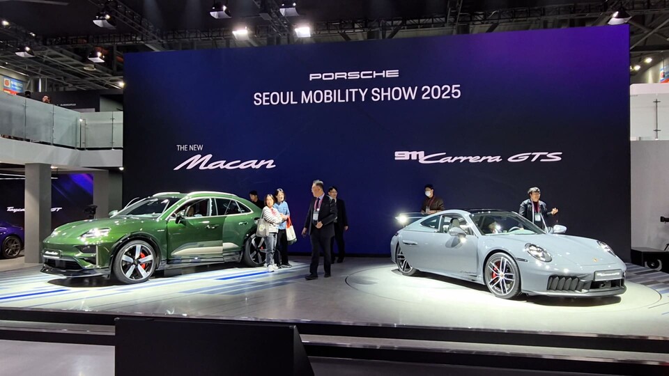 지난달 4일 경기 킨텍스에서 개최된 2025 서울모빌리티쇼의 포르쉐 부스 방문객들이 전시 차량을 살펴보고 있다. / 사진=최동훈 기자