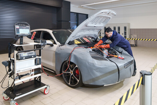 서울 성동구 용답동 소재 포르쉐 서비스센터 성수에서 전문 테크니션이 전기차를 정비하고 있다. / 사진=포르쉐 코리아