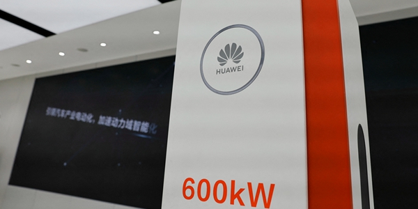 지난해 4월중국 베이징에서 열린 오토 차이나에 화웨이의 충전 설비가 전시돼 있다. 제품 하단에 600킬로와트 전력이 표기돼 있다. / 사진=연합뉴스