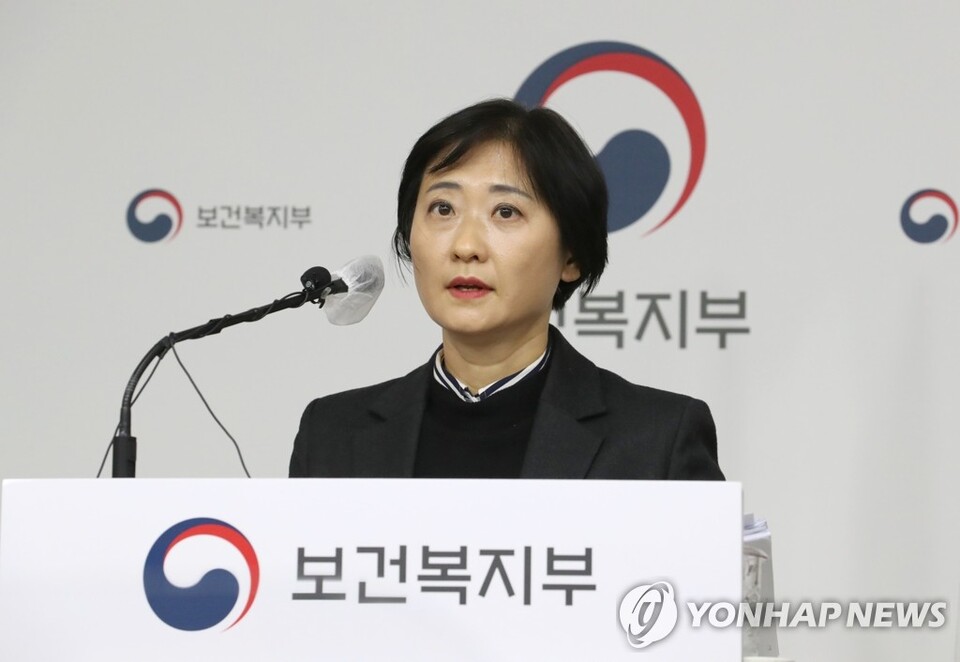 이스란 보건복지부 사회복지정책실장이 과거 국장 시절 브리핑하는 모습. / 사진=연합뉴스