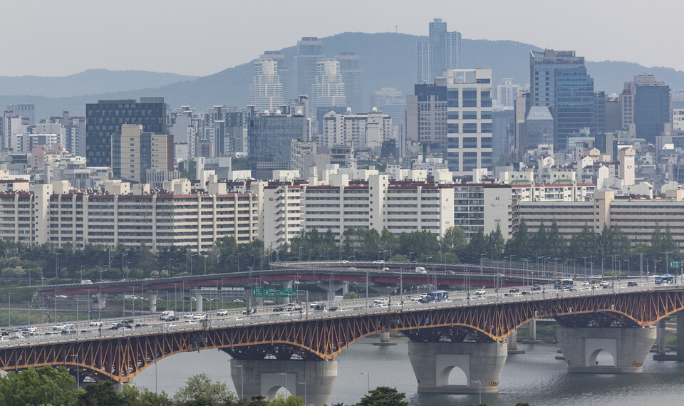 서울 응봉산에서 바라온 강남구 압구정동, 청담동 일대 아파트 단지의 모습./사진=연합뉴스