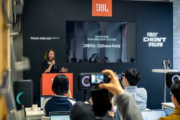 그레이스 고 하만 인터내셔널 아시아 태평양 컨슈머 오디오 총괄이 21일 성수동에서 개최한 JBL 신제품 발표회를 진행하고 있다. / 사진=JBL