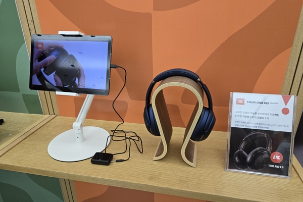 JBL의 오버이어 무선 헤드폰 ‘JBL 투어 원 M3 스마트 Tx’ / 사진=고명훈 기자