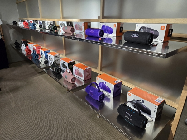 JBL의 포터블(휴대용) 블루투스 스피커 '플립7' / 사진=고명훈 기자