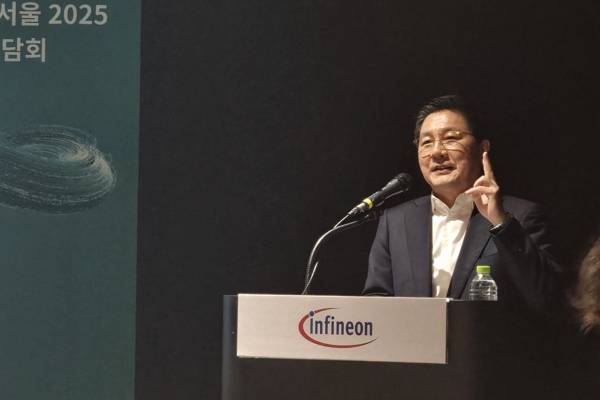 이승수 인피니언테크놀로지스코리아 대표가 22일 서울 코엑스에서 개최한 ‘옥토버테크 서울 2025’ 기자간담회에서 발표하고 있다. / 사진=고명훈 기자