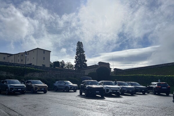 KG모빌리티가 지난 14일(현지시간) 이탈리아 시에나 피렌체 소재 리조트에서 액티언 등 신차 론칭 행사를 개최하고 현장에 신차들을 도열했다. / 사진=KG모빌리티