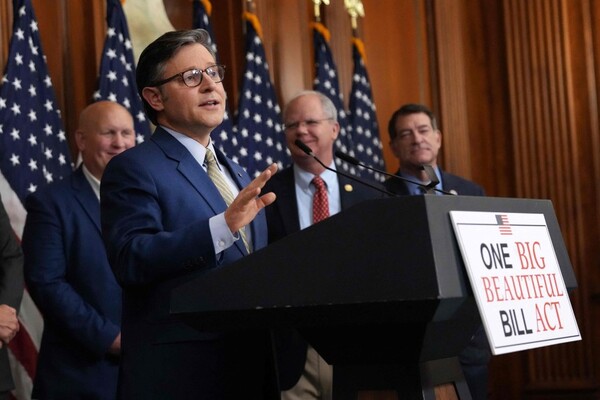 마이크 존슨 하원의장이 지난 22일 의회에서 감세 법안과 관련된 기자회견을 하고 있다. / 사진=연합뉴스