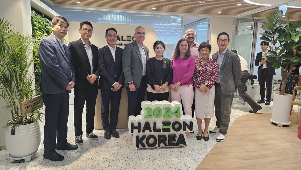 헤일리온 CEO와 콜나비앤에이치 대표 단체사진. / 사진=콜마비앤에이치