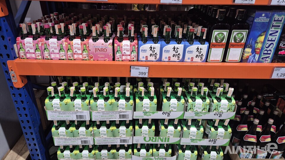 필리핀 S&R 마트에서 판매 중인 하이트진로 소주들. / 사진=한다원 기자