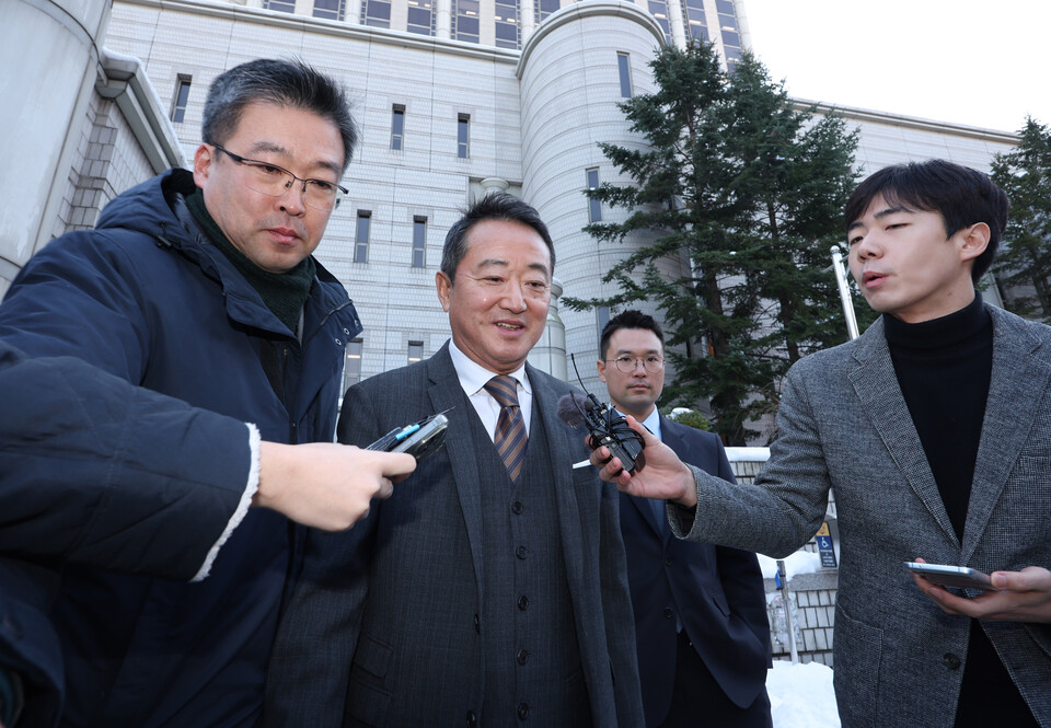 골관절염 유전자치료제 인보사케이주(인보사) 성분 조작 관련 의혹으로 재판에 넘겨진 이웅열 코오롱 명예회장이 지난해 11월29일 오전 서울 서초구 서울중앙지법에서 열린 1심에서 무죄 선고를 받은 뒤 청사를 나서고 있다. / 사진=연합뉴스