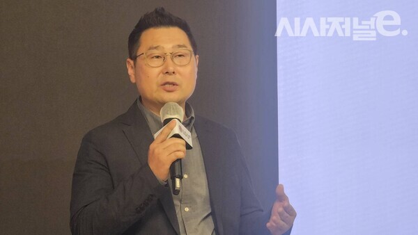 정성권 LG유플러스 IT플랫폼/빌드그룹장 상무가 27일 서울 용산구 LG유플러스 본사에서 열린 기자간담회에서 '인공지능(AI) 상담 어드바이저'를 소개하고 있다. / 사진 = 김용수 기자