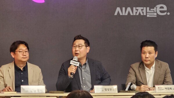 왼쪽부터 서남희 LG유플러스 CV담당, 정성권 LG유플러스 IT플랫폼/빌드그룹장 상무, 이진희 LG유플러스 신규서비개발랩담당이 27일 서울 용산구 LG유플러스 본사에서 열린 기자간담회에서 기자들의 질문에 답하고 있다. / 사진 = 김용수 기자