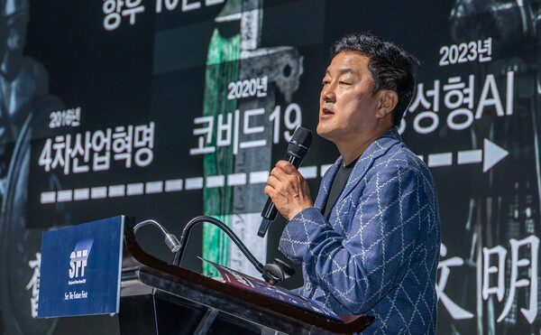 28일 서울 영등포구 페어몬트 앰배서더 서울 그랜드볼룸에서 열린 '시사저널 미래포럼 2025'에서 최재붕 성균관대학교 교수가 세션4 발표를 하고 있다. / 사진=시사저널