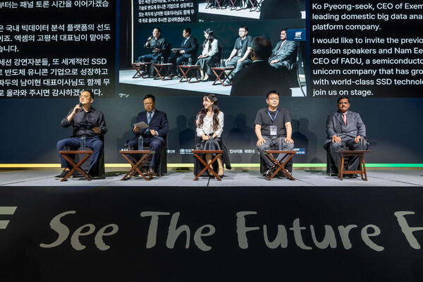 28일 서울 영등포구 페어몬트 앰배서더 서울 그랜드볼룸에서 열린 '시사저널 미래포럼 2025'에서 고평석 엑셈 대표, 이영탁 SK 성장지원실장, 이지혜 카카오엔터프라이즈 부사장, 남이현 파두 대표, 라지브 비스와스 아시아 태평양 이코노믹스 대표가 패널토론을 하고 있다. / 사진=시사저널