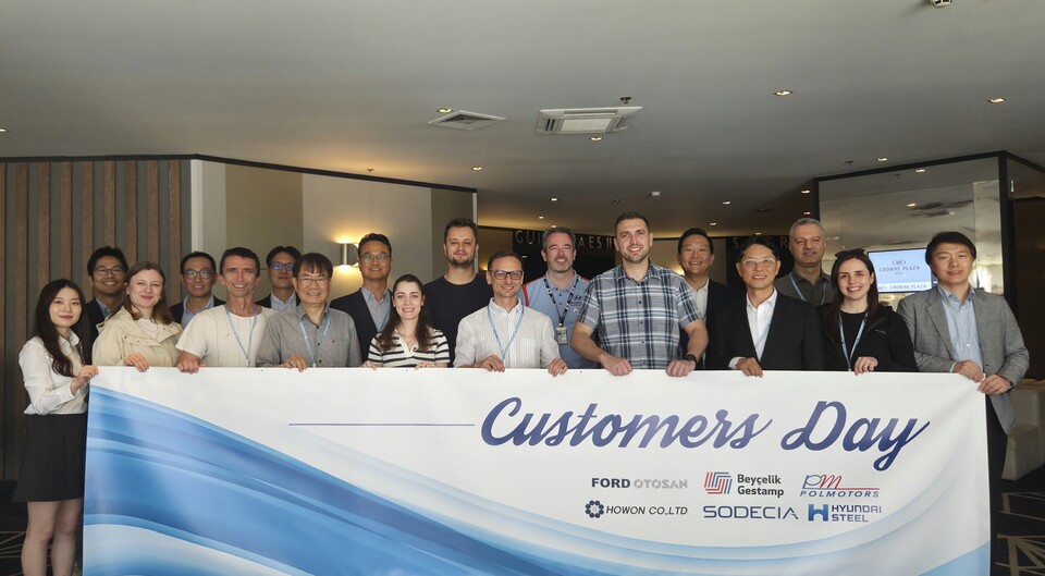 현대제철 및 글로벌 고객사 임직원들이 Customers Day 행사에서 단체로 기념 촬영영하는 모습/사진=현대제철