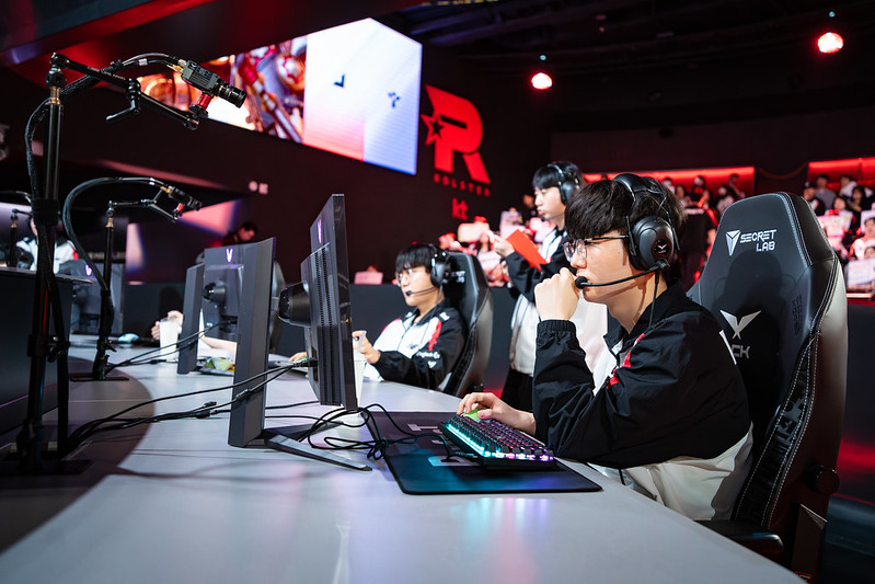 (우측)kt 롤스터 '퍼펙트' 이승민이 경기를 준비하고 있다. / 사진=LCK