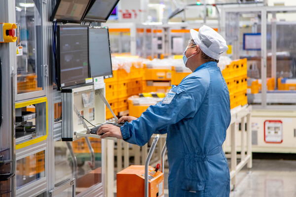 LG에너지솔루션 미시간 홀랜드 공장에서 직원이 배터리 생산 공정을 점검하고 있다. / 사진=LG에너지솔루션