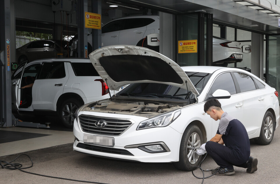 자동차를 점검하는 모습. / 사진=연합뉴스