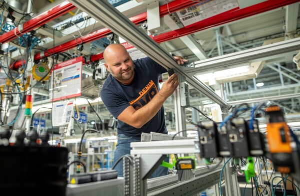 체코 노쇼비체 공장에서 근무 중인 현대모비스 직원이 시설 유지보수 작업을 실시하고 있다. / 사진=현대모비스 체코법인 공식 SNS 캡처