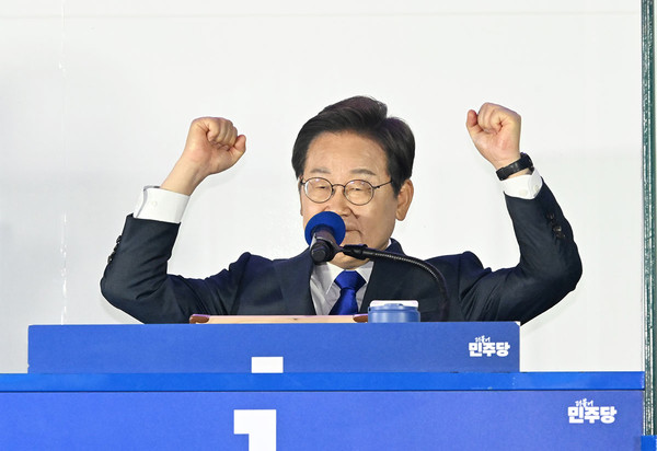 이재명 대통령이 4일 오전 서울 여의도 국회 앞에서 연설하는 모습. / 사진=공동취재단