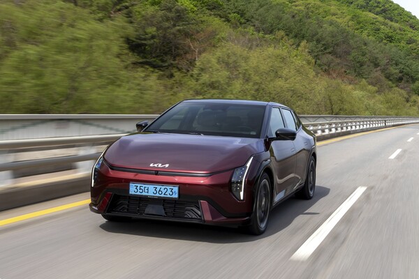 EV4가 도로를 달리고 있다. / 사진=기아