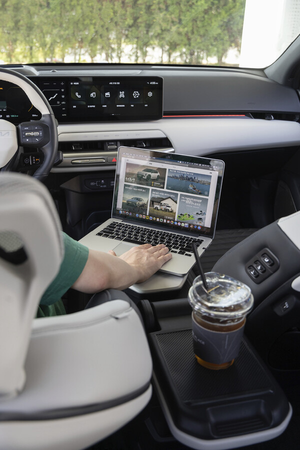 EV4 내부 공간 활용을 시연하고 있다. / 사진=기아