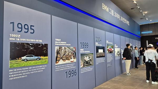 BMW 드라이빙 센터 시설 내 BMW 그룹 코리아의 업력 상 주요 이벤트를 알리는 홍보물이 설치됐다. / 사진=최동훈 기자