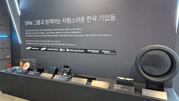 BMW와 사업 협력한 한국 기업을 소개하는 전시공간이 마련됐다. / 사진=최동훈 기자