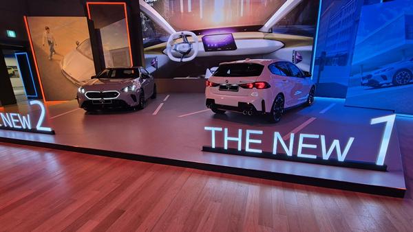 BMW가 이날 국내 최초로 공개한 1시리즈 4세대 완전변경모델(오른쪽)과 2시리즈 2세대 완전변경모델. / 사진=최동훈 기자