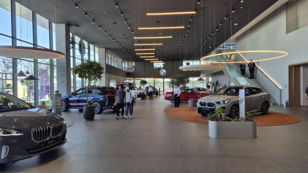 BMW 드라이빙 센터 시설 1층의 차량 전시공간. / 사진=최동훈 기자