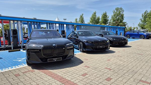 BMW 드라이빙 센터 전기차 충전소에 도열된 BMW 전기차들. / 사진=최동훈 기자