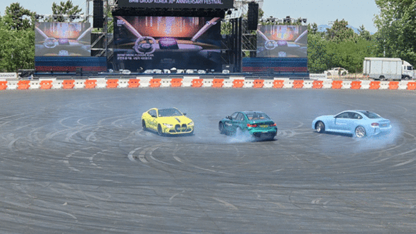 전문 요원들이 BMW 차량을 타고 드리프트 퍼포먼스를 펼치고 있다. / 사진=최동훈 기자