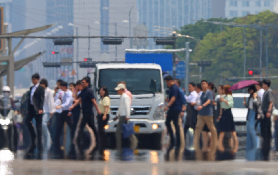 전국적으로 초여름 날씨를 보인 27일 서울 영등포구 여의대로 위로 지열에 의한 아지랑이가 피어오르고 있다. / 사진=연합뉴스