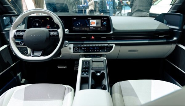 더 뉴 아이오닉6의 1열 전경. / 사진=현대자동차 네이버 공식 블로그 캡처