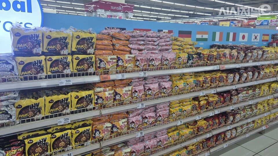 필리핀 대형마트 매대에 불닭볶음면이 진열돼 있다. / 사진=한다원 기자