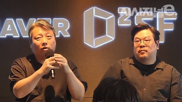 김상범 네이버 검색플랫폼 리더(왼쪽)와 김재엽 네이버 검색플랫폼 리더가 12일 서울 서초구 네이버 D2SF 강남에서 열린 가자간담회에서 네이버의 검색 방향성에 대해 발표하고 있다. / 사진 = 김용수 기자
