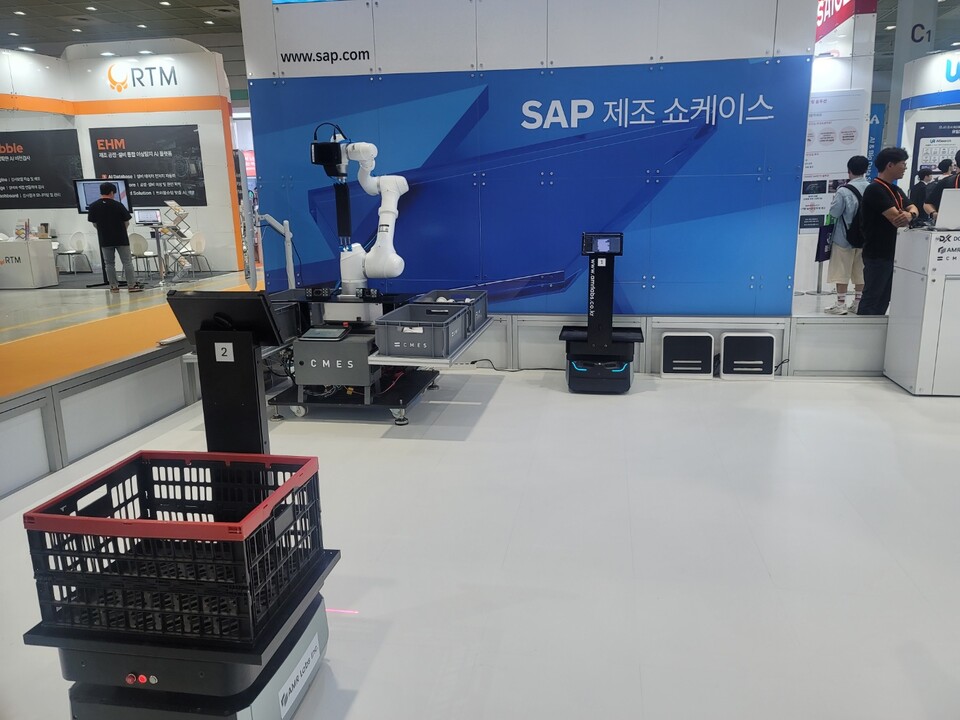 동국시스템즈가 서울 삼성동 코엑스에서 11~13일 열린  ‘인공지능&빅데이터쇼’ 행사에서 AMR랩스, CMES와 함께 MES 기반 공장 자동화 기능을 시연했다.