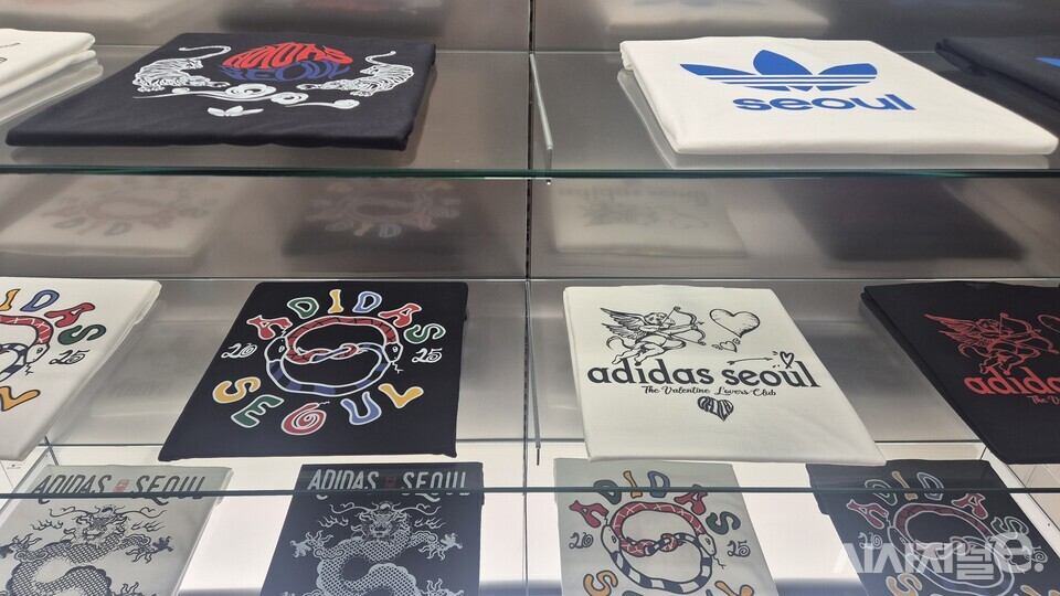 서울과 도산점에서만 만나볼 수 있는 티셔츠. / 사진=한다원 기자