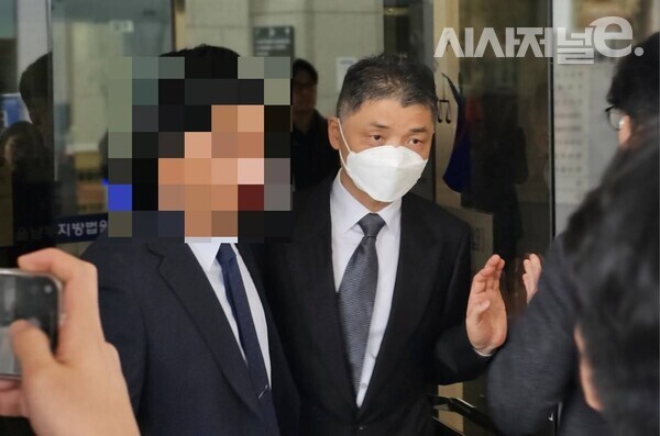 카카오 창업주 김범수 카카오 경영쇄신위원장이 지난해 11월 15일 서울 양천구 서울남부지방법원에서 열린 재판에 출석 후 법정을 나오고 있다. / 사진 = 김용수 기자