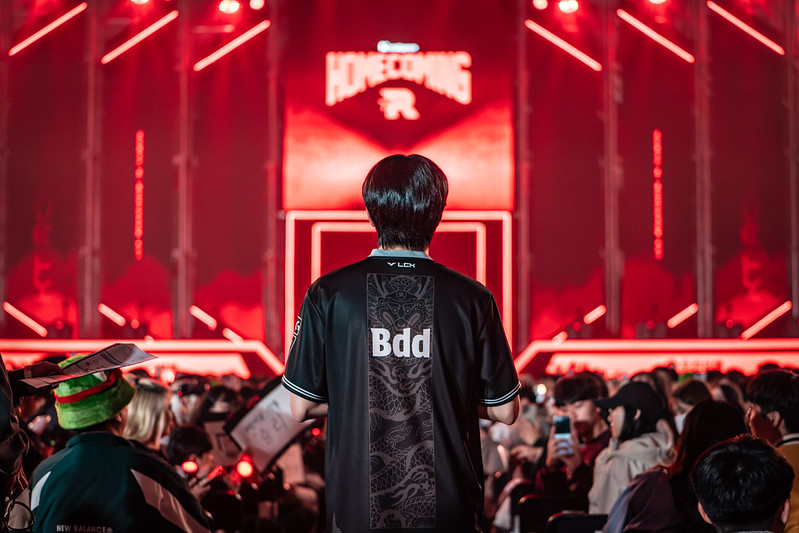 kt 롤스터 미드 라이너 '비디디' 곽보성이 수원 컨벤션센터에서 열린 T1과 대결에서 입장하고 있다. / 사진=LCK