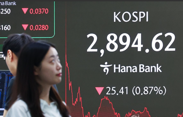 이스라엘이 이란에 대한 공습에 나서는 등 중동 위기가 격화한 13일 서울 중구 하나은행 본점 딜링룸 현황판에 코스닥 지수가 표시돼 있다. 이날 코스닥 지수는 전장보다20.59p(2.61%) 내린 768.86으로 마감했다. / 사진=연합뉴스