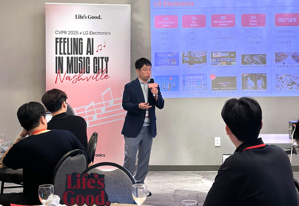 김재철 LG전자 CTO부문 인공지능연구소 상무가 LGE AI Night에서 LG전자에 대해 설명하고 있다. / 사진 = LG전자