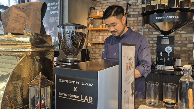 위승찬 바리스타가 커피를 내리고 있다. / 사진=한다원 기자