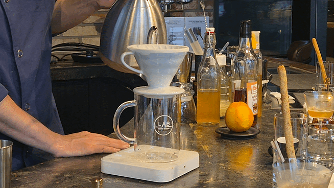 위승찬 바리스타가 커피를 내리고 있다. / 사진=한다원 기자