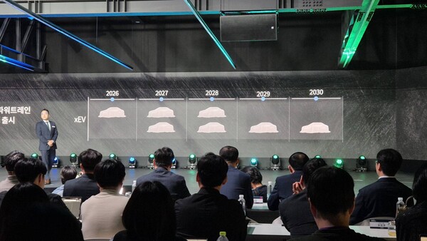 박경준 KGM 국내사업본부장이 향후 신차 출시 계획을 발표하고 있다. / 사진=최동훈 기자