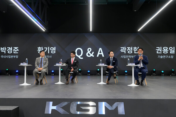 KG모빌리티 경영진이 이날 현장에서 취재진 질문에 답하고 있다. / 사진=KG모빌리티