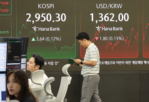 17일 서울 중구 하나은행 딜링룸에서 한 딜러가 자리로 향하고 있다. 이날 코스피는 장중 3000선 돌파를 시도하는 등 급등락 끝에 전장보다 0.12% 오른 2950.30에 장을 마쳤다. / 사진=연합뉴스.