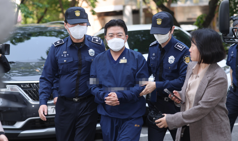 지난 2023년 5월11일 SG(소시에테제네랄)증권발 폭락 사태와 관련해 시세조종 혐의를 받고 있는 라덕연 호안투자자문 대표가 서울남부지방법원에서 열린 구속 전 피의자 심문에 출석하고 있다. /사진=연합뉴스