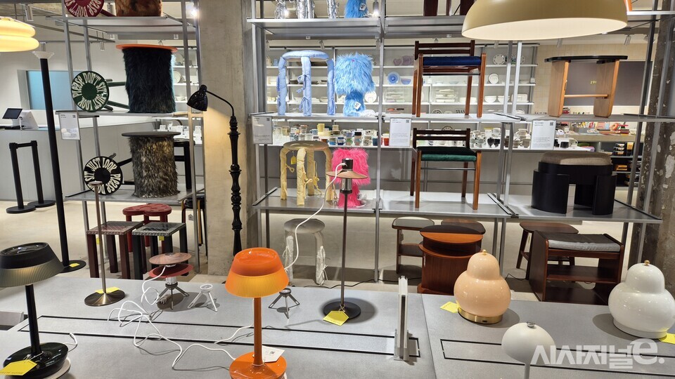 이구홈 성수에서 판매하는 가구들. / 사진=한다원 기자